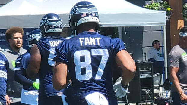 Seahawks tight end Noah Fant runs back to the huddle during the team's fifth OTA practice at the VMAC.